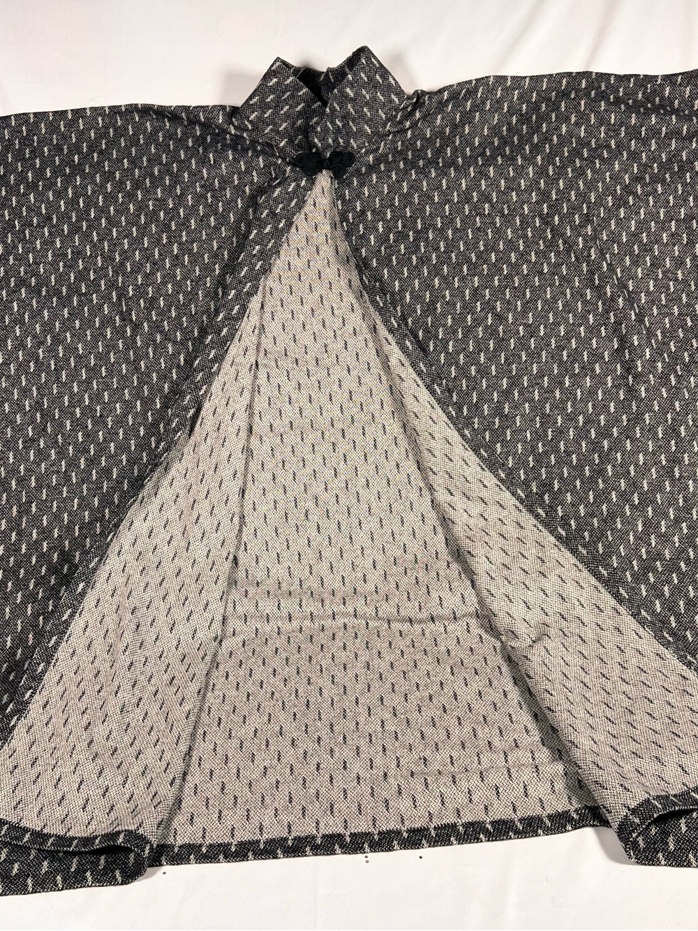Grey patterned poncho - Picture 3 of 14